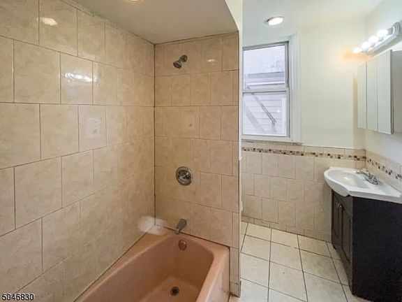 4th image of 44-46 Baldwin Ave #2