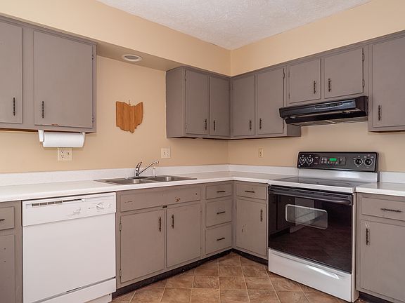 3rd image of 835 Clareridge Ln