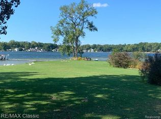 668 Pathway Dr, Howell, MI 48843