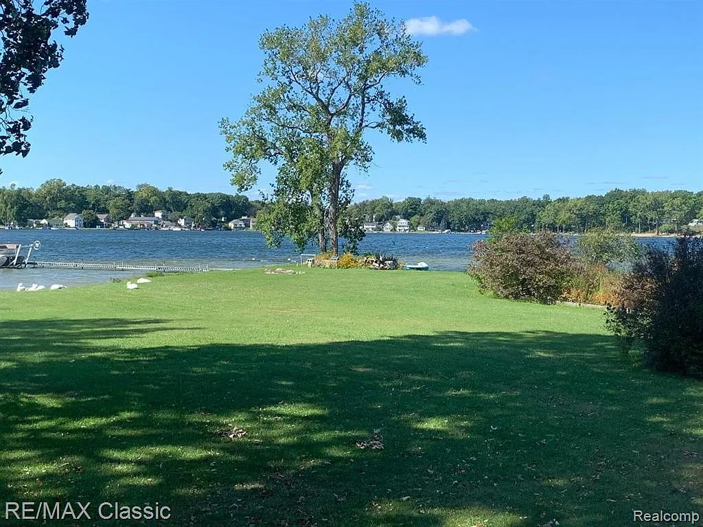 668 Pathway Dr photo 1