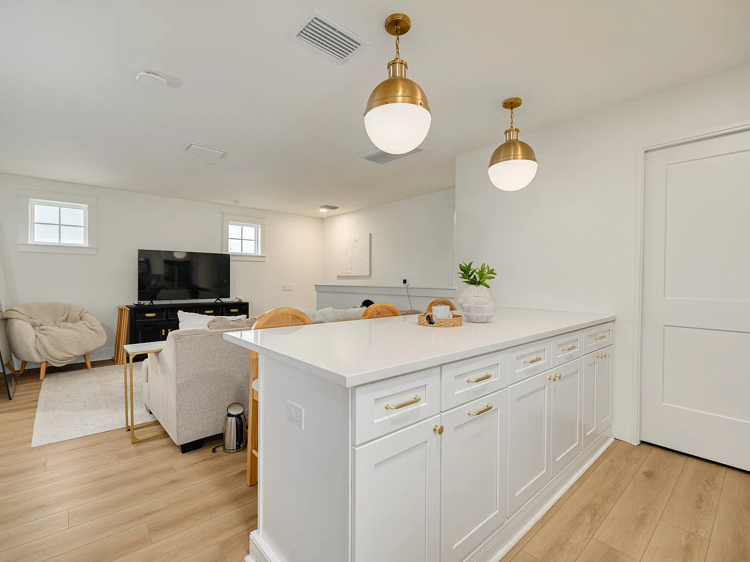 Studio, 617 sqft, $2,100 — Photo 4