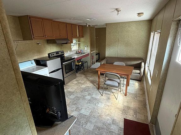 5th image of 613 Troy St