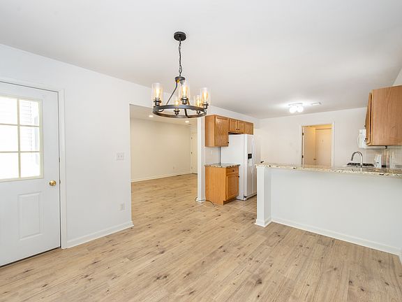 4th image of 32 Sweetwater Ln #1