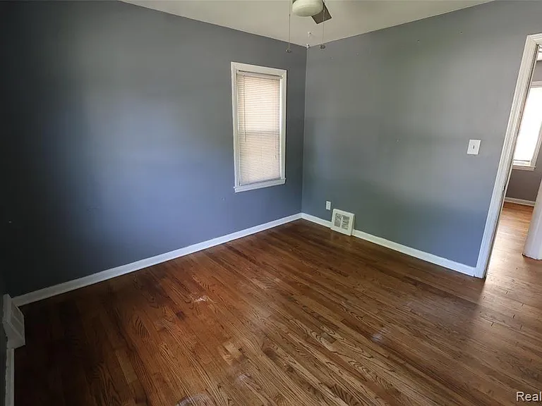 27226 Lawnwood St — Photo 7