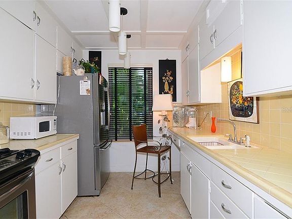 4th image of 405 11th Ave NE