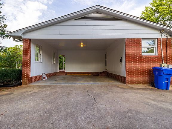 3rd image of 903 Crescent Cir