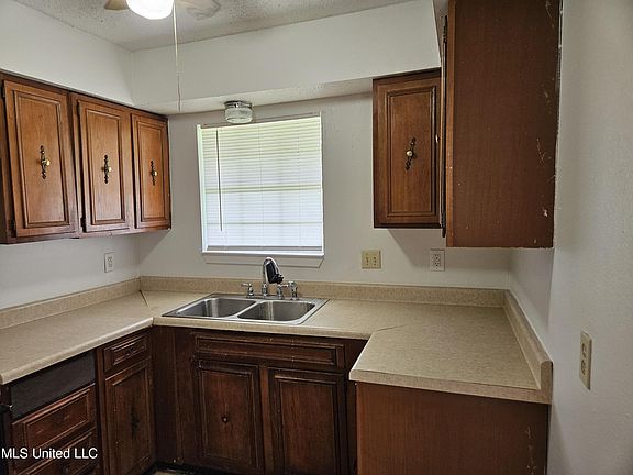 5th image of 209 Lawler Ave APT A