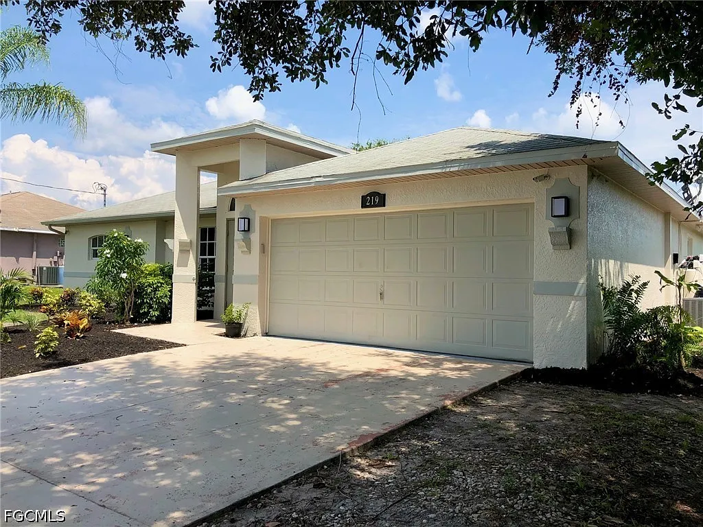 3 bed, 2.0 bath, 1561 sqft, $1,900 — Photo 3
