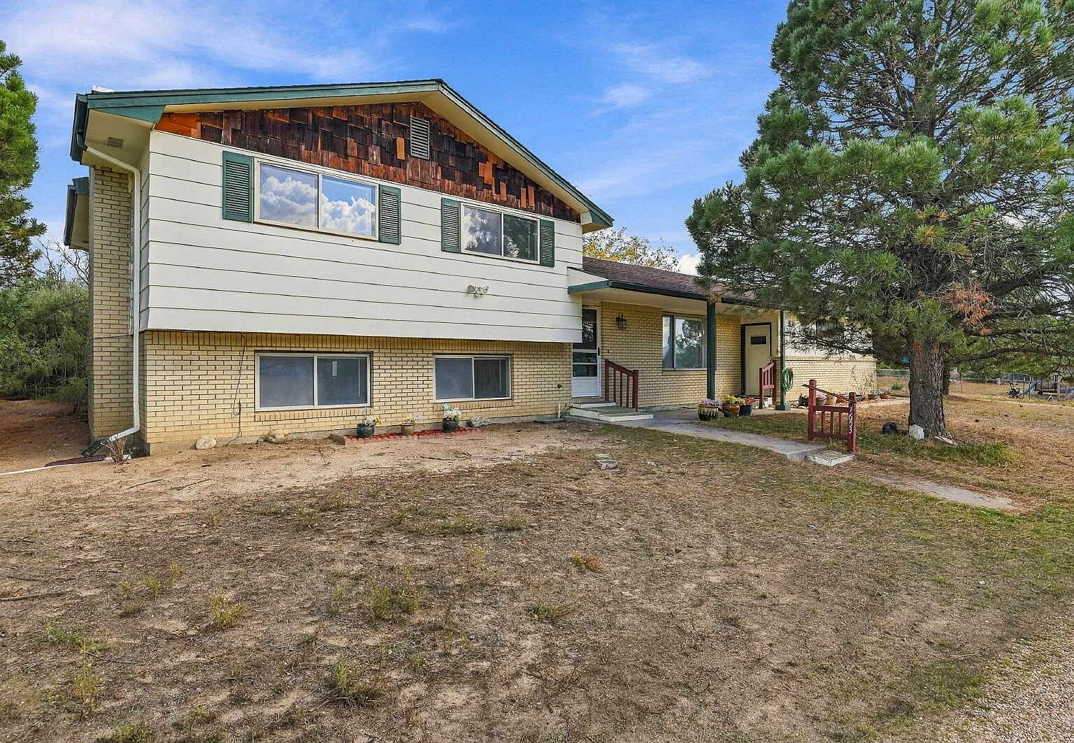 4 bed, 2.0 bath, 2076 sqft, $2,505 — Photo 2