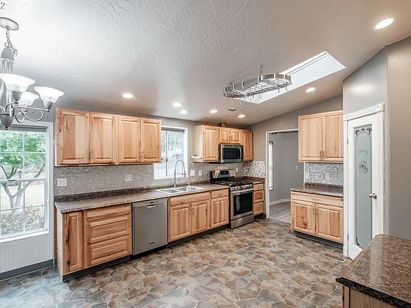 5th image of 599 Willow Ave