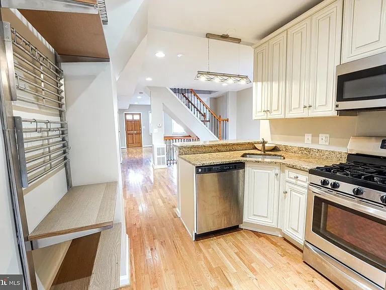 Soft Close Cabinets and Additional Storage