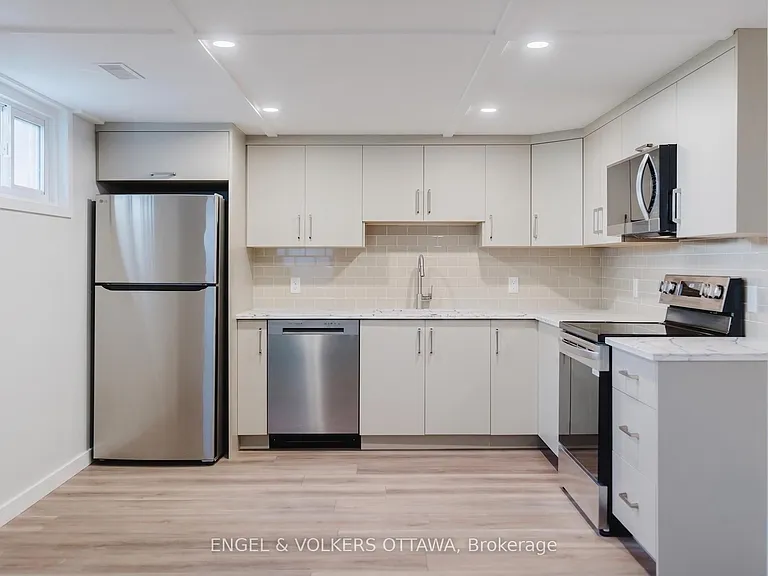 896 Pinewood Cres #3 — Photo 14