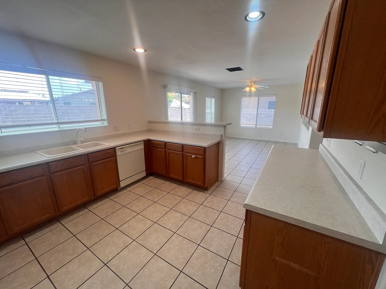 4 bed, 2.5 bath, 2010 sqft, $1,900 — Photo 3