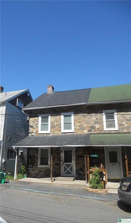 3 bed, 1.0 bath, 1292 sqft, $1,900 — Photo 1
