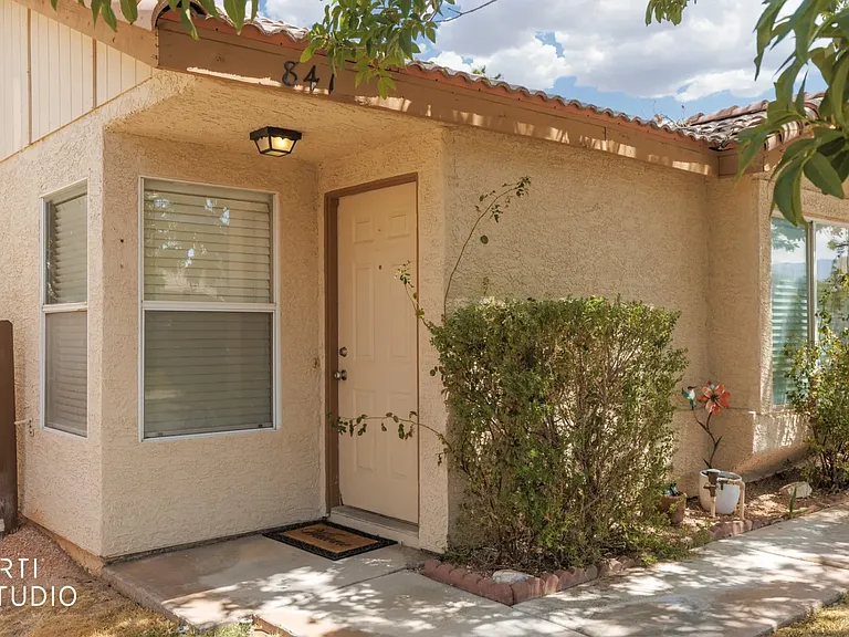 841 Tucson St — Photo 3