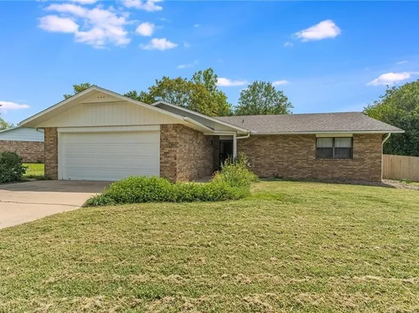 303 Indian Trl, Springdale, AR 72764