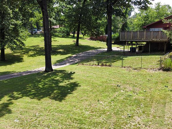 3rd image of 903 Peterson Rd