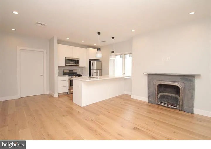 1 bed, 1.0 bath, 18398 sqft, $2,195 — Photo 1