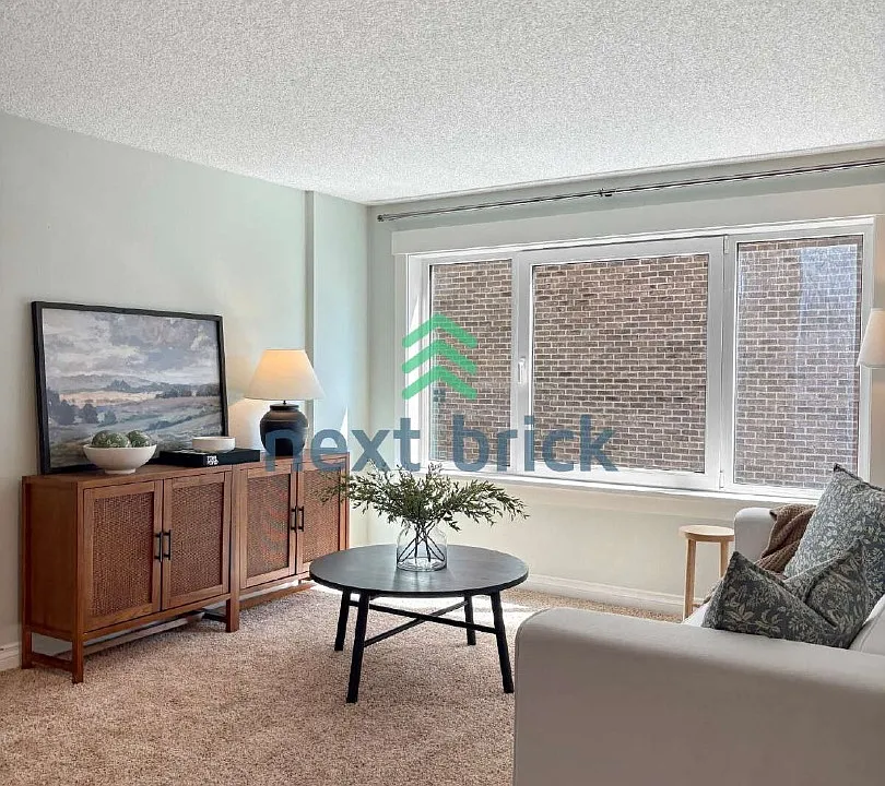 1300 University St #4C