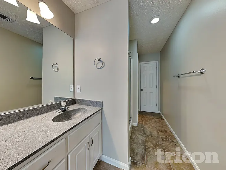 2051 Meadowglen Ln — Photo 20