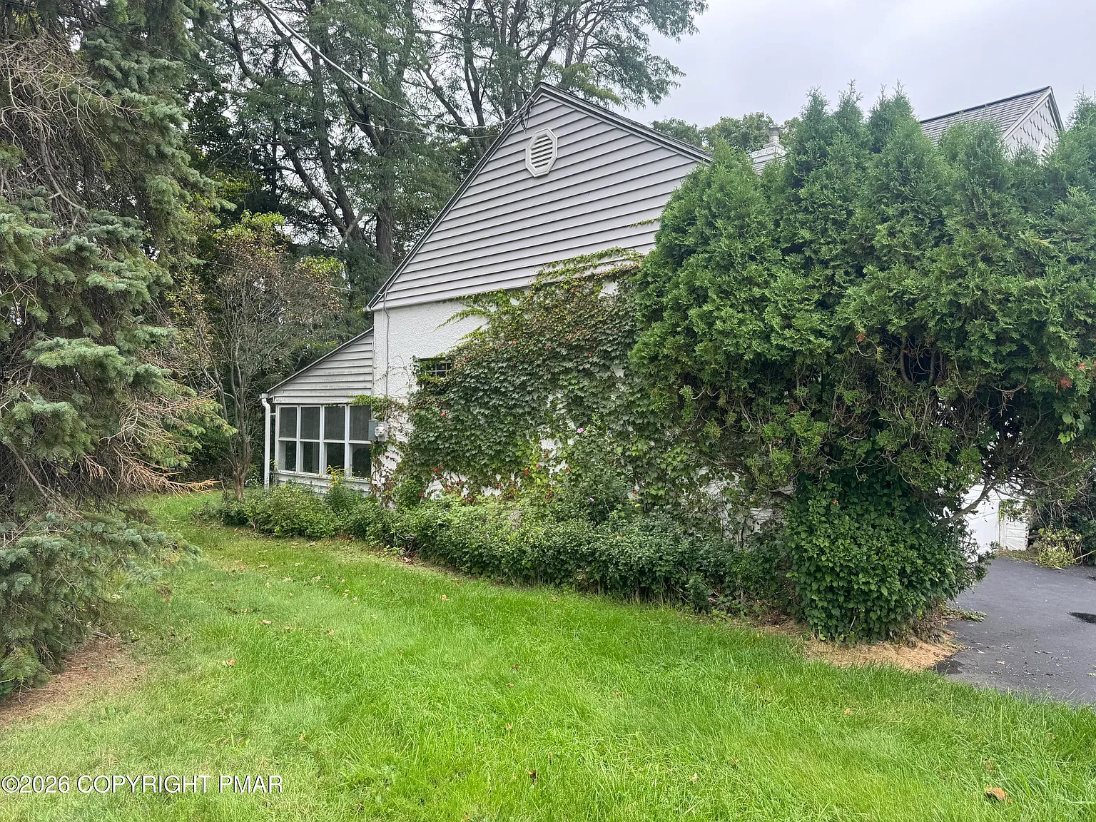 3 bed, 1.0 bath, 2480 sqft, $1,300 — Photo 2