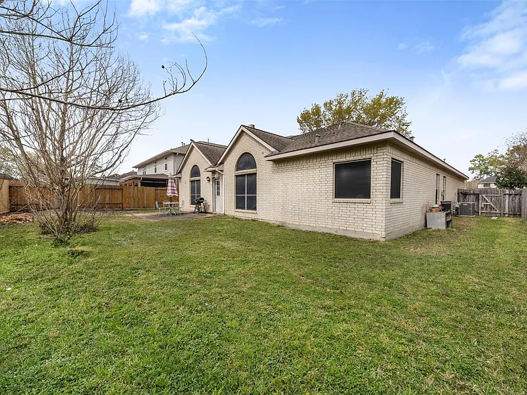 9211 Memorial Hills Dr — Photo 26