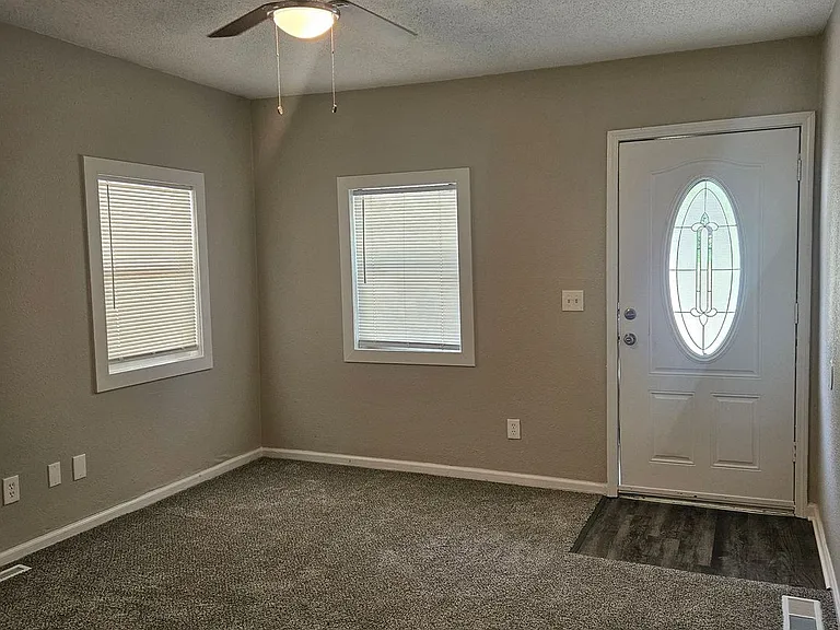 609 N Hocker Ave — Photo 3