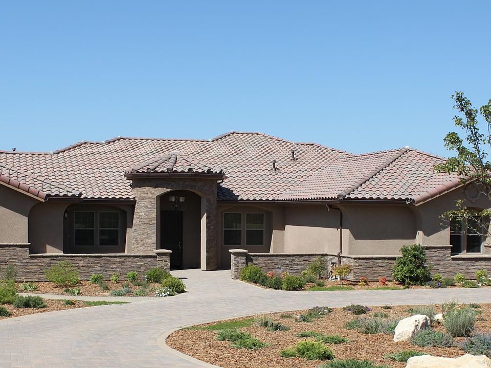3543 Courtyard Exterior