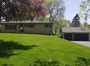 614 W Wisconsin Ave, Pewaukee, WI
