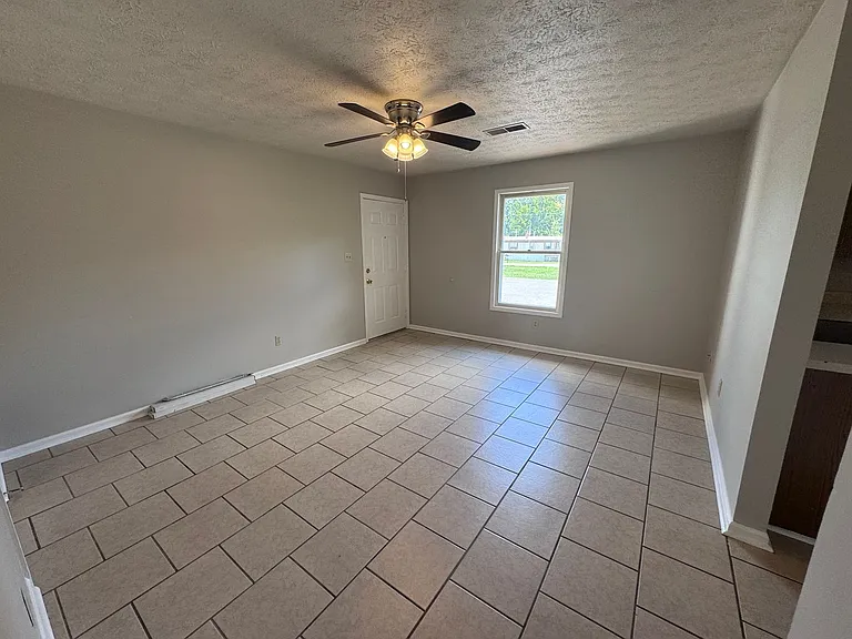 105 Grogan Cir — Photo 7