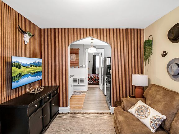 4th image of 346 Parkdale Ave #1