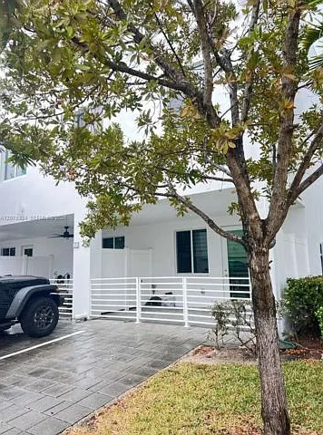 10229 NW 64th Ter