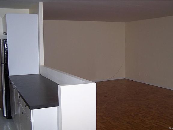 5th image of 416 Benedict Ave APT Gr7