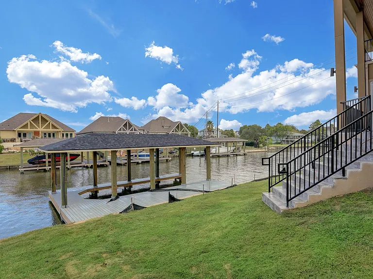 502 Amalfi Dr — Photo 34