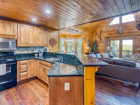 5th image of 3275 Newport Dr