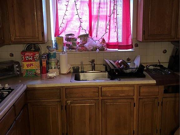 5th image of 2929 Laconia Ave