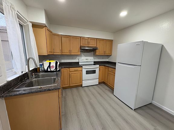 5th image of 2252 Belvedere Ave