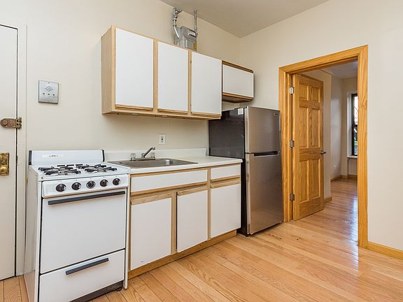 3rd image of 346 E 59th St APT 4