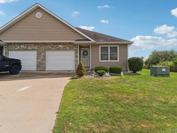 7031 Stratford Ln, Flushing, MI 48433