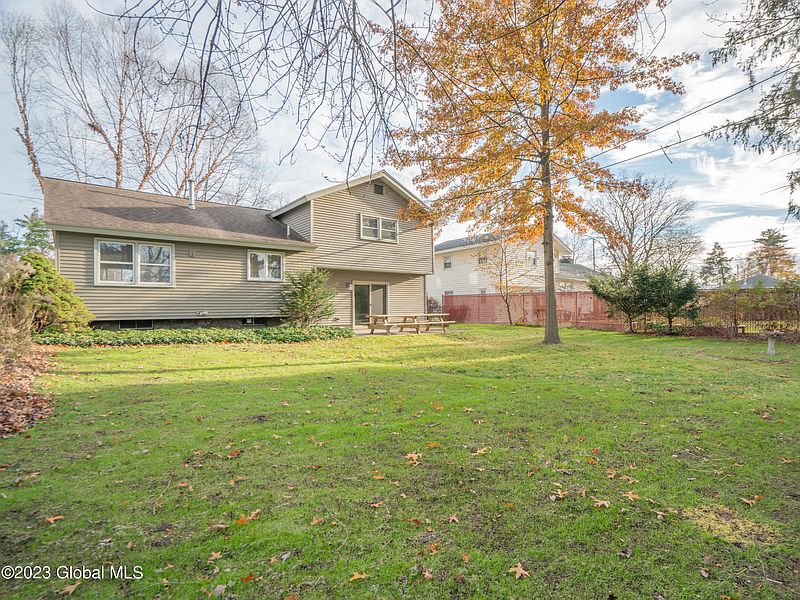 4th image of 165 Corlaer Avenue
