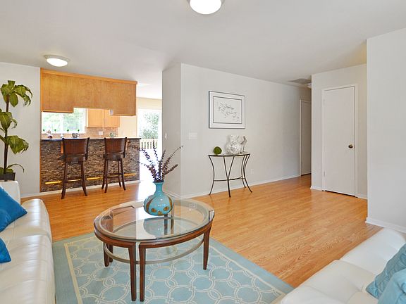 4th image of 305 Los Altos Dr