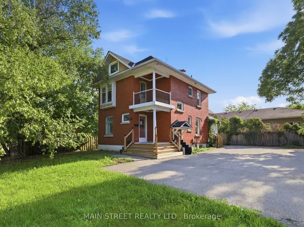 12 Vincent St, Newmarket, ON L3Y 4G2