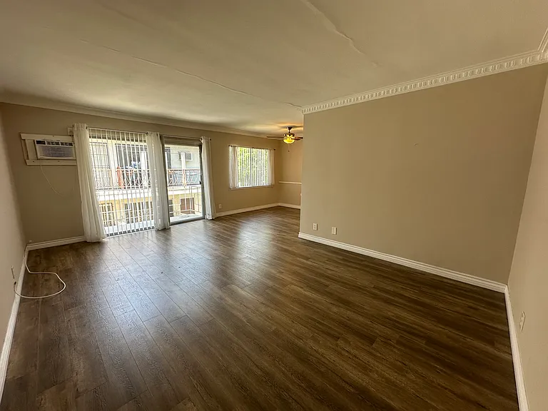 1355 N Poinsettia Pl #8 — Photo 2