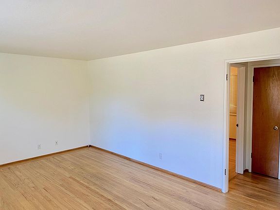 5th image of 650 Oak Grove Ave APT 2