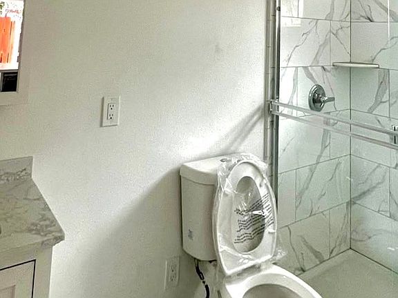 3rd image of 929 W 23rd St #2