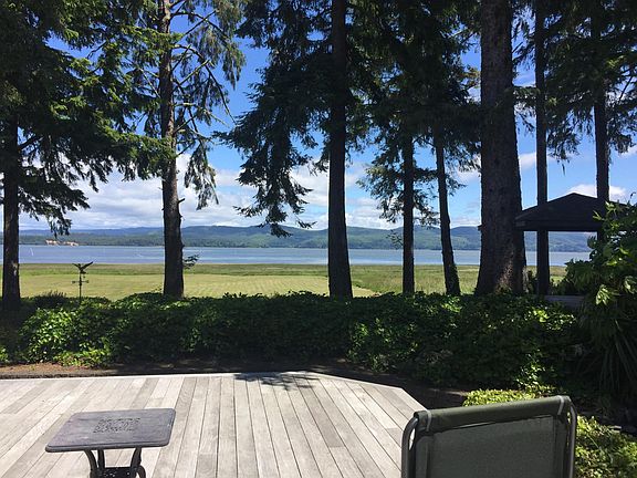 Huge deck with large yard for games