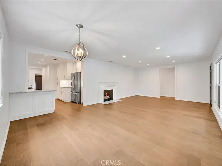 4833 Longridge Ave — Photo 8