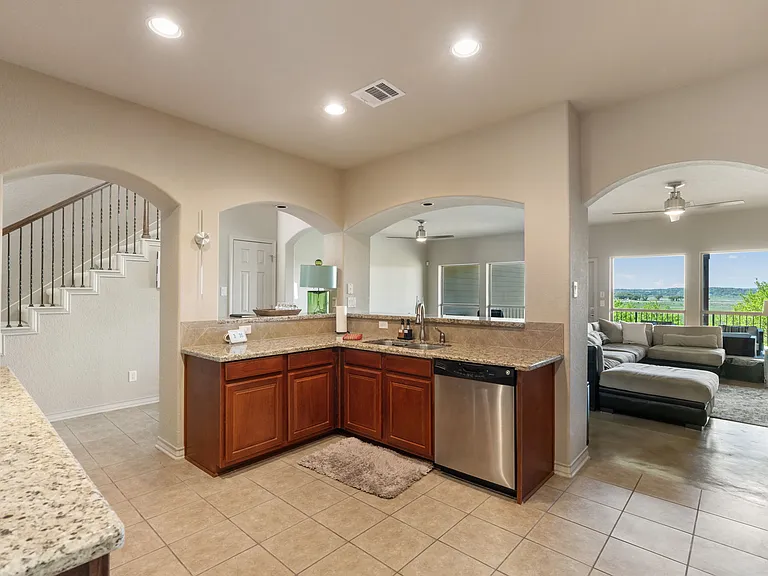 970 Parkview Dr — Photo 5