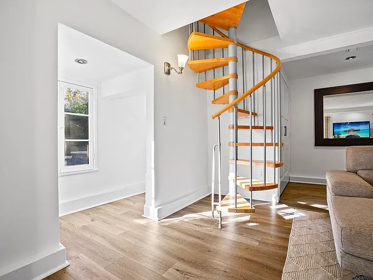 23057 Sylvan St — Photo 20
