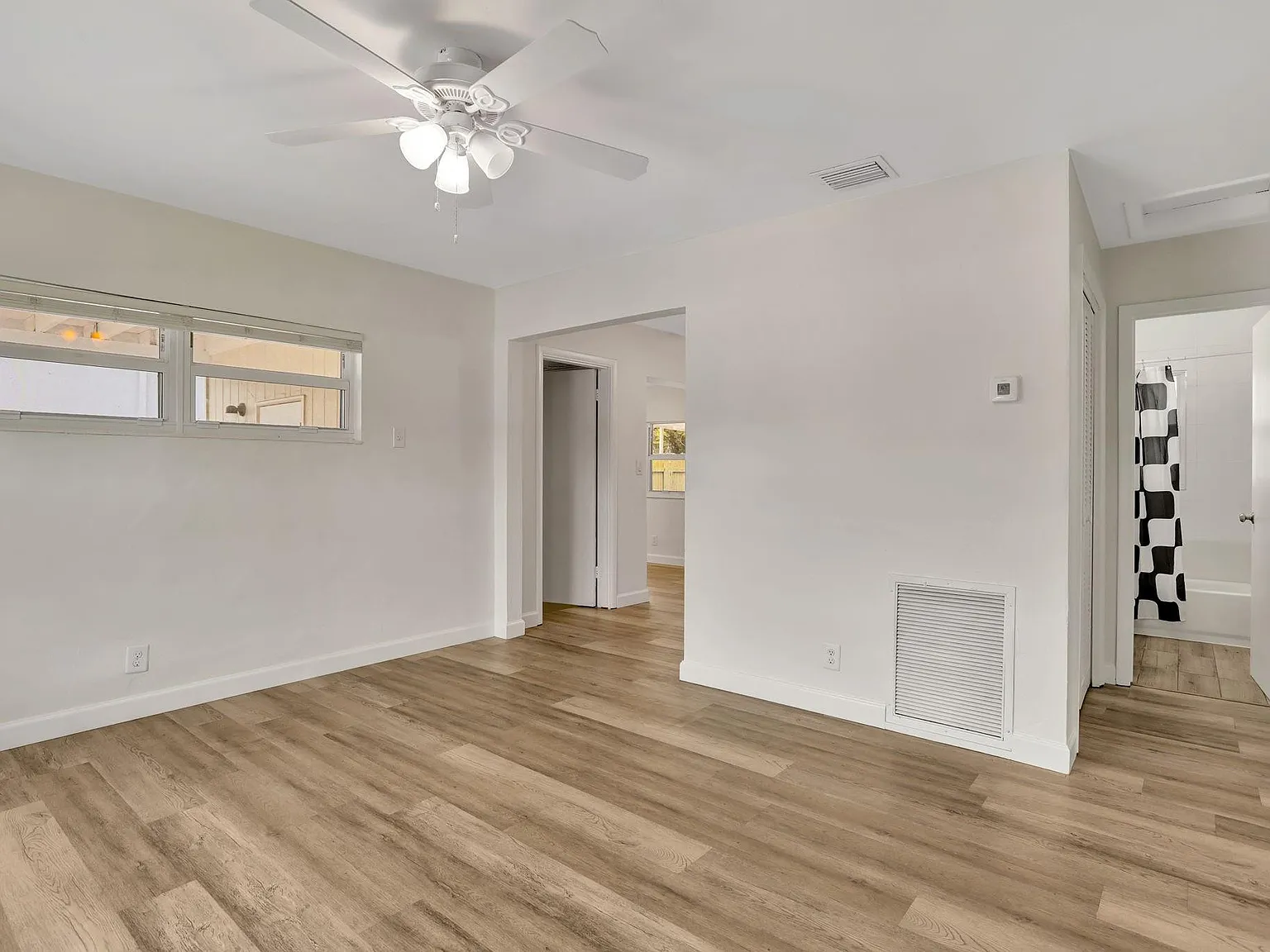2 bed, 1.0 bath, 1002 sqft, $2,450 — Photo 3
